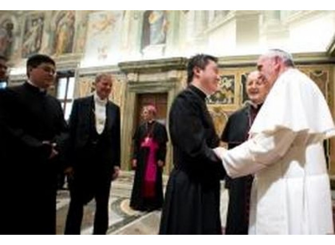 Il Papa ha incontrato i futuri diplomatici vaticani Il Papa ha incontrato i futuri diplomatici vaticani